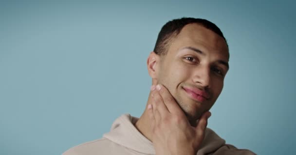 Männer Werden Gepflegt Mann Berührt Glatte Haut Nach Der Rasur — Stockvideo