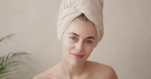 Leczenie Ciała Piękna Kobieta Owinięta Ręcznik Patrząc Aparat Uśmiechem Przyjemności — Wideo stockowe