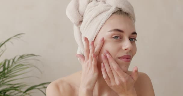 Verträumte Frau Genießt Schönheit Routine Junge Mädchen Mit Handtuch Kopf — Stockvideo