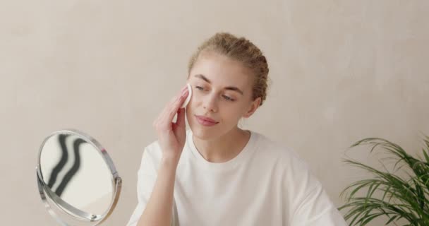 Mujer Limpiando Cara Con Almohadilla Blanca Hermosa Chica Quitando Maquillaje — Vídeo de stock