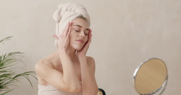 Güzel Işleri Bayan Aynanın Önünde Otururken Kusursuz Pürüzsüz Teniyle Yüzüne — Stok video