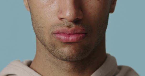 在胡子区域涂奶油的男人的衣服 英俊的家伙在新鲜柔软洁净的皮肤上涂上润肤剂 男人运用化妆品的肖像 人的皮肤护理概念 — 图库视频影像