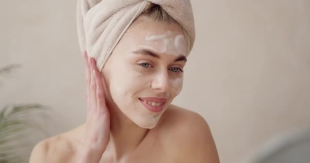 Περιποίηση Προσώπου Γυναίκα Καθαρισμού Του Προσώπου Δέρμα Σαπούνι Αφρό Ευτυχισμένο — Αρχείο Βίντεο