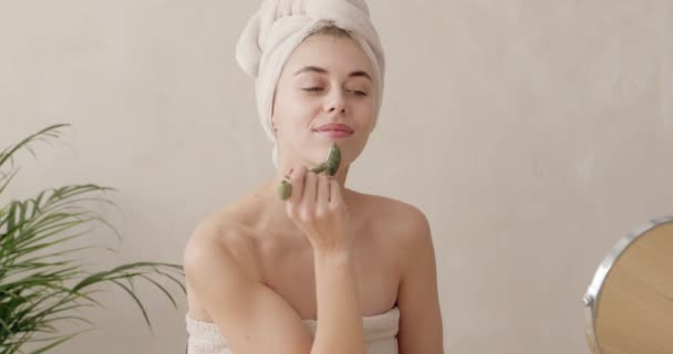 Gesichtsmassage Bademantel Frau Mit Jade Gesichtsroller Für Die Hautpflege Schönheitsbehandlung — Stockvideo