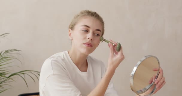 Massagem Facial Mulher Sorrindo Usando Jade Rolo Facial Para Cuidados — Vídeo de Stock