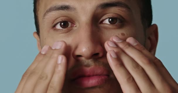 Hudvård Man Tillämpa Kräm Ansiktet Närbild Vacker Kille Att Sätta — Stockvideo
