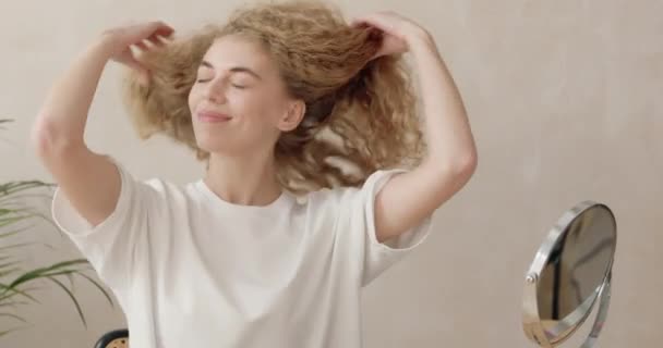 Здоровые Волосы Портрет Счастливой Кудрявой Женщины Проводящей Утро Дома Трогающей — стоковое видео