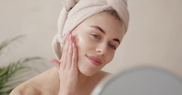 Cuidado Facial Belleza Mujer Aplicando Crema Hidratante Facial Cuidando Piel — Vídeo de stock