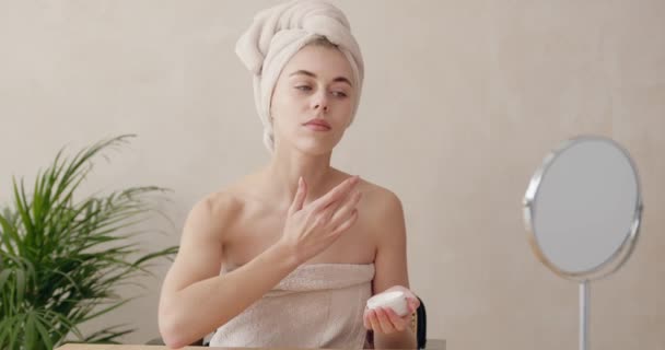 Skönhetskvinna Som Applicerar Kräm Porträtt Kvinnlig Modell Med Färsk Hud — Stockvideo