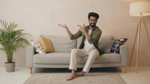 Happy Man Menunjuk Palms Rumah Pria Positif Menunjuk Telapak Jauh — Stok Video