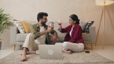 Sevgi dolu bir çiftin şarap tatması ve dizüstü bilgisayar filmi izlemesi. Hintli genç çift evde yerde içki içerek konuşuyor. 