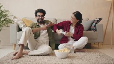 Evde video oyunu oynayıp koltukta oturup eğlenen heyecanlı komik arkadaşları kim kazanacak? Güzel bir evde harika bir hafta sonu geçiriyorlar. 