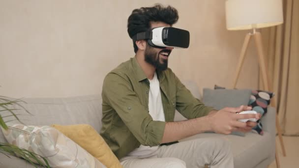 Homem Indiano Jovem Óculos Controla Joystick Para Jogar Jogos Emocionantes — Vídeo de Stock