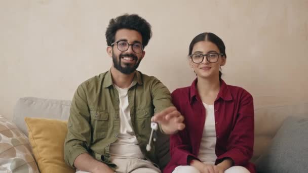 Modern Düz Mekanda Koltukta Otururken Poz Veren Güzel Hintli Çift — Stok video