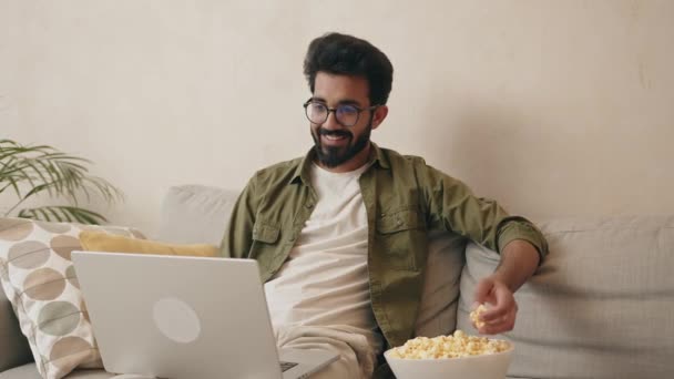 Szczęśliwy Człowiek Cieszący Się Filmem Laptopie Spędzający Dzień Domu Wesoły — Wideo stockowe