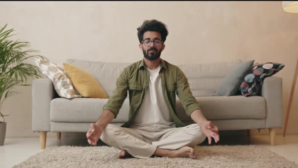 Vooraanzicht Volledige Lichaam Portret Van Ontspannen Indiaanse Man Doet Yoga — Stockvideo