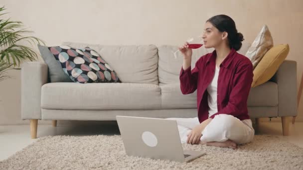 Usmívající Mladá Indická Žena Sedící Podlaze Notebookem Chatující Přáteli Popíjející — Stock video