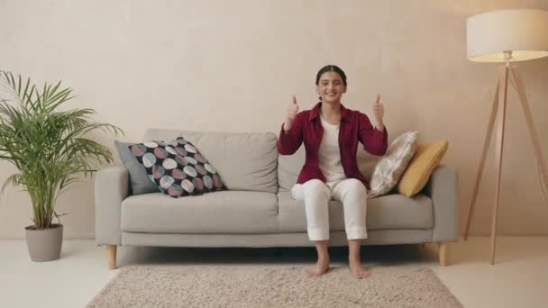 Glada Indian Kvinna Tittar Kameran Och Gester Positiva Tecken Medan — Stockvideo