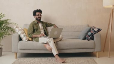 Genç mutlu adam video görüşmesi yapıyor, arkadaşlarına, akrabalarına ya da ailelerine selam veriyor. Çekici Hintli erkek blogcu takipçilere yeni video kaydediyor. İşvereniyle online röportaj yapan gülümseyen adam. 