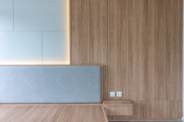 Minimalist ahşap yatak evde.