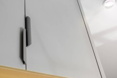 ev, tasarım iç tasarımının bir parçası olarak beyaz dolap ve çekmecelere sahiptir..