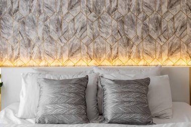 Koyu gri yatak odası ve beyaz yatak. Gri modern minimalist yatak odası,