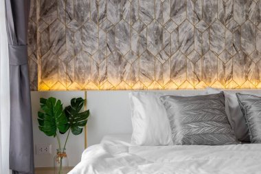 Koyu gri yatak odası ve beyaz yatak. Gri modern minimalist yatak odası,