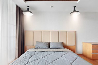 Modern yatak odasının iç tasarımı ve beyaz duvar dokusu arka planı