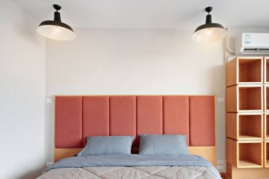 Modern yatak odasının iç tasarımı ve beyaz duvar dokusu arka planı