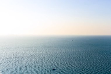 Günbatımı gökyüzü olan deniz. Meditasyon Pasifik Okyanusu ve gökyüzü arka planı. Suyun üzerinde renkli bir ufuk.