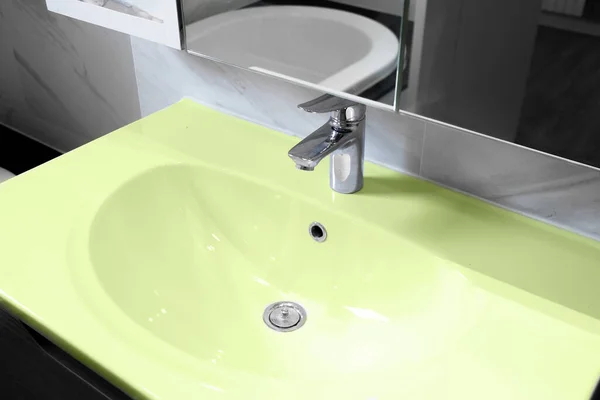 Zelené Umyvadlo Malé Koupelně Pojetí Životního Stylu Životního Prostředí Přírody — Stock fotografie