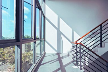 Binanın içindeki merdiven ve güneş ışığı.