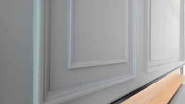 Evin içinde modern ahşap duvar var.