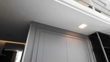 Evin içinde modern ahşap duvar var.