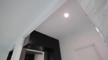 Modern ev içi siyah dolap.