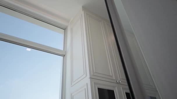 Bílá Skříň Velkého Zrcadla Luxusním Domě — Stock video