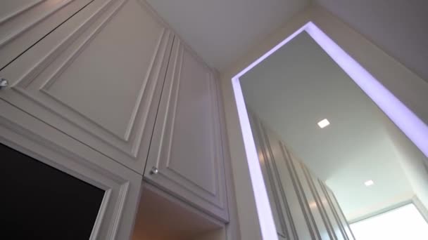 Bílá Skříň Zrcadla Luxusním Domě — Stock video