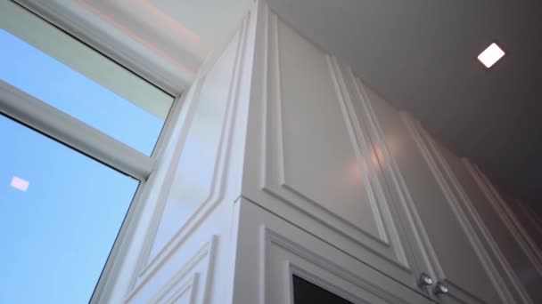 Bílá Skříň Velkého Zrcadla Luxusním Domě — Stock video