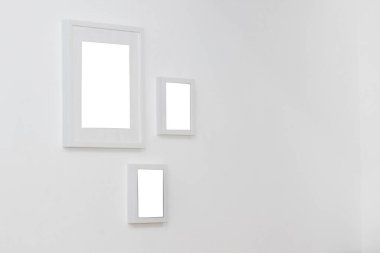 beyaz duvardaki beyaz resim çerçevesi
