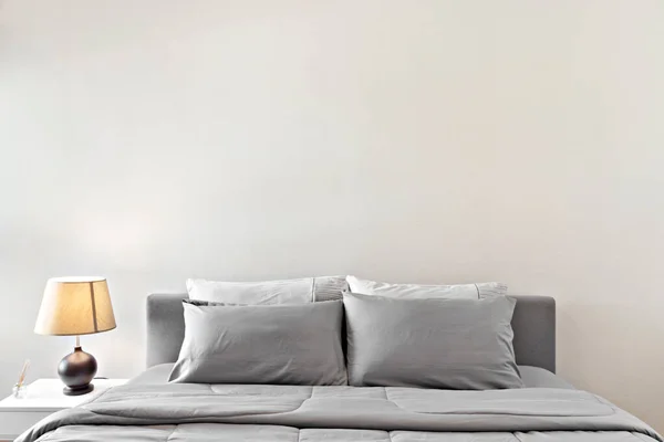 Серая Кровать Лампа — стоковое фото