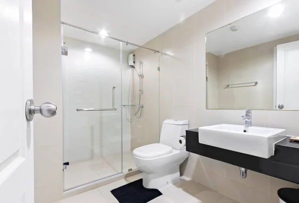 Baño Limpio Blanco Condominio Moderno —  Fotos de Stock