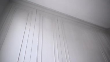 Evin içinde modern ahşap duvar var.