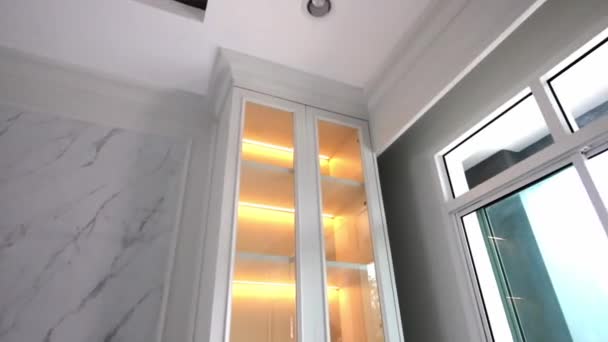 现代房屋中的白色木墙和白色橱柜 — 图库视频影像