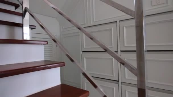 Białe Drewniane Ściany Białe Szafki Nowoczesnym Domu — Wideo stockowe