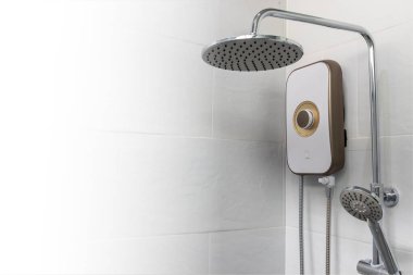 Banyo banyosu ve beyaz ışık. Evde temizlik ve hijyen kavramı.