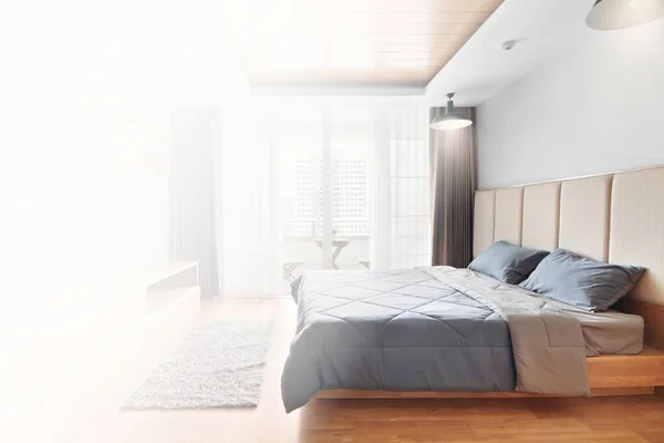 Yatak Odasında Rahat Bir Yatak Beyaz Işık Arka Planı Temizlik — Stok fotoğraf