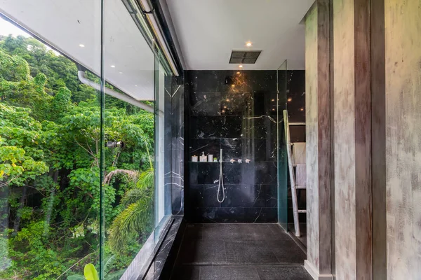 Luxus Fürdőszoba Fekete Márvány Fal Van Egy Nagy Üveg Ablak — Stock Fotó