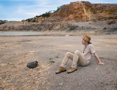 Kadın ve uçurum manzaralı dağ gölü