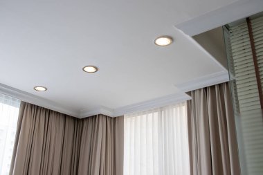 Beyaz ev duvarları ve perdeler