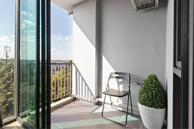 Oda balkonunda sabah güneşinde apartman dairesi